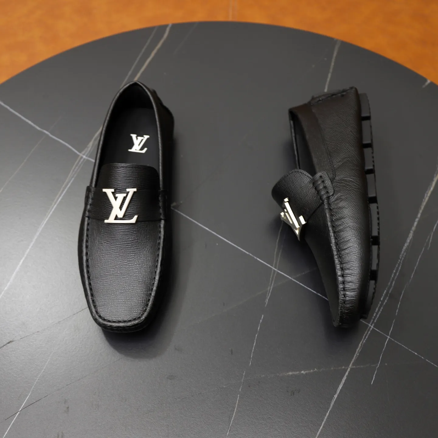 Ex-factory price: 480💰【LV】Louis Vuitton ⚠️High-end men’s driving and pedal series ⚠️38-44 (customized for 45) ⚠️All original cowhide leather! Thick and soft! Made entirely of calfskin lining! Rubber sheet anti-slip beanie sole! Three-dimensional package technology! Fashionable and classic! Handicrafts! Original high quality! Feel free to compare!